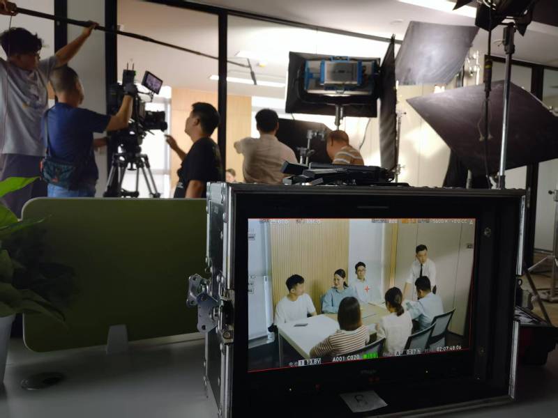 集贤县TVC拍摄公司：科技产品视觉化大师，诠释未来感与功能美学